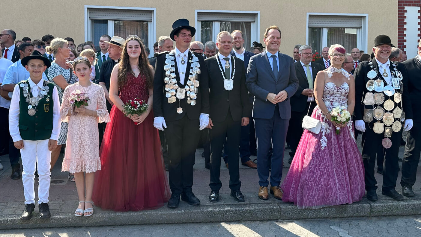 Alljährlich lockt der großen Festzug, bei dem unsere amtierenden Majestäten die Parade der Schützenkompanien abnehmen, viele Schaulustige an.