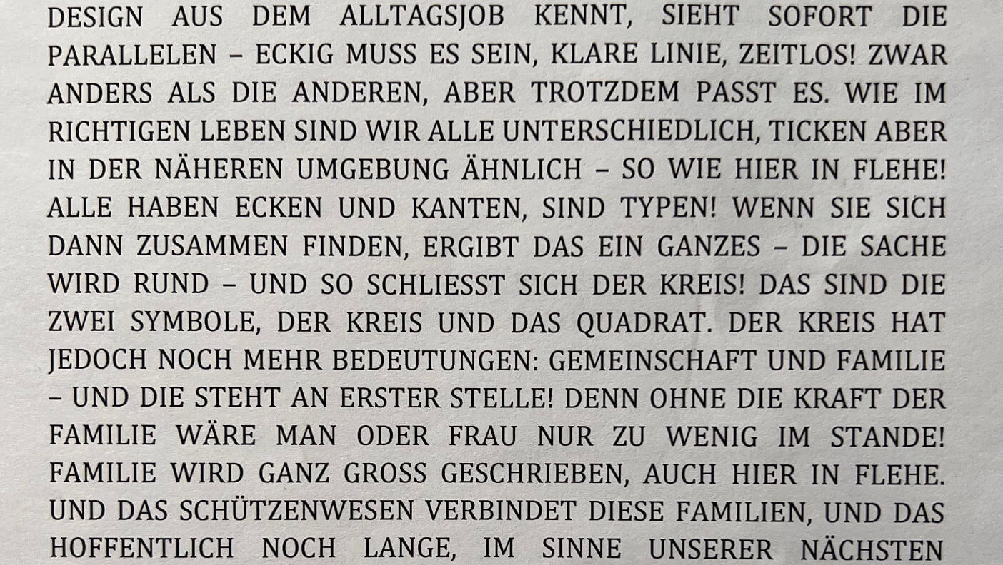 Die Vor­stellung mitsamt Erläuterung der Gestaltung vom neuen Königs­silber erfolgt traditions­gemäß sonntags morgens im Rahmen der Ein­segnung in der Fleher Pfarrkirche.