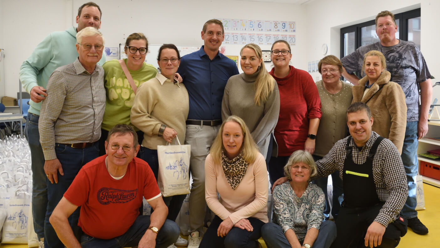 Die Drei vom Martinskomitee der Fleher Schützen (Moritz Laflör, Martin Henninghaus und Oliver Peiffer) und ihre Helfer.