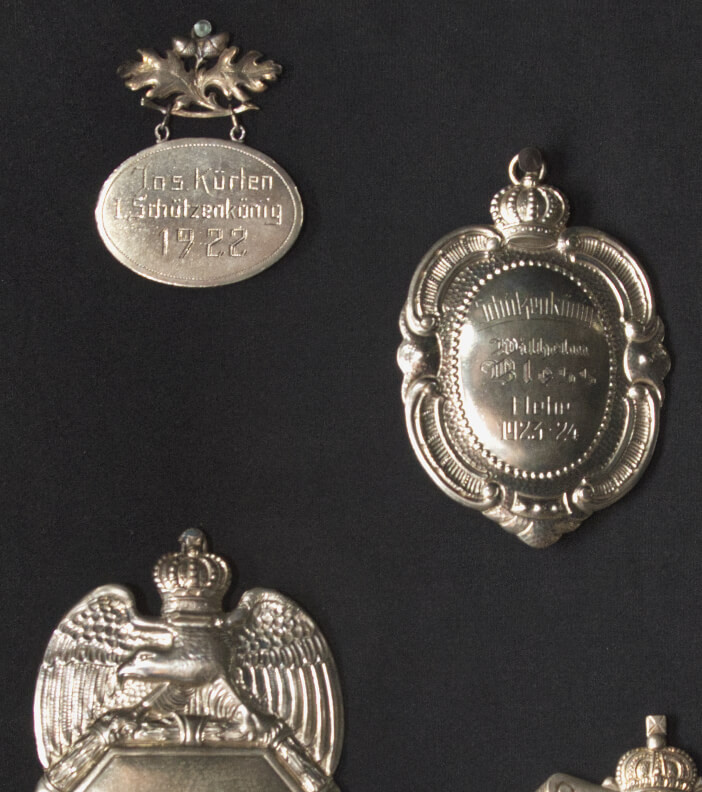 Aus den Goldenen Zwanziger Jahren: Die Insignien unserer ersten Schützenkönige in Düsseldorf-Flehe.