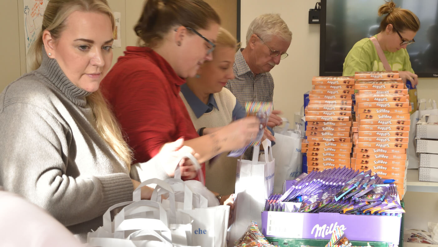 Fast 1.200 Martinstüten wurden am 12.11.2025 seit den frühen Morgenstunden gepackt von vielen Freiwilligen aus den Reihen der Fleher Schützen.