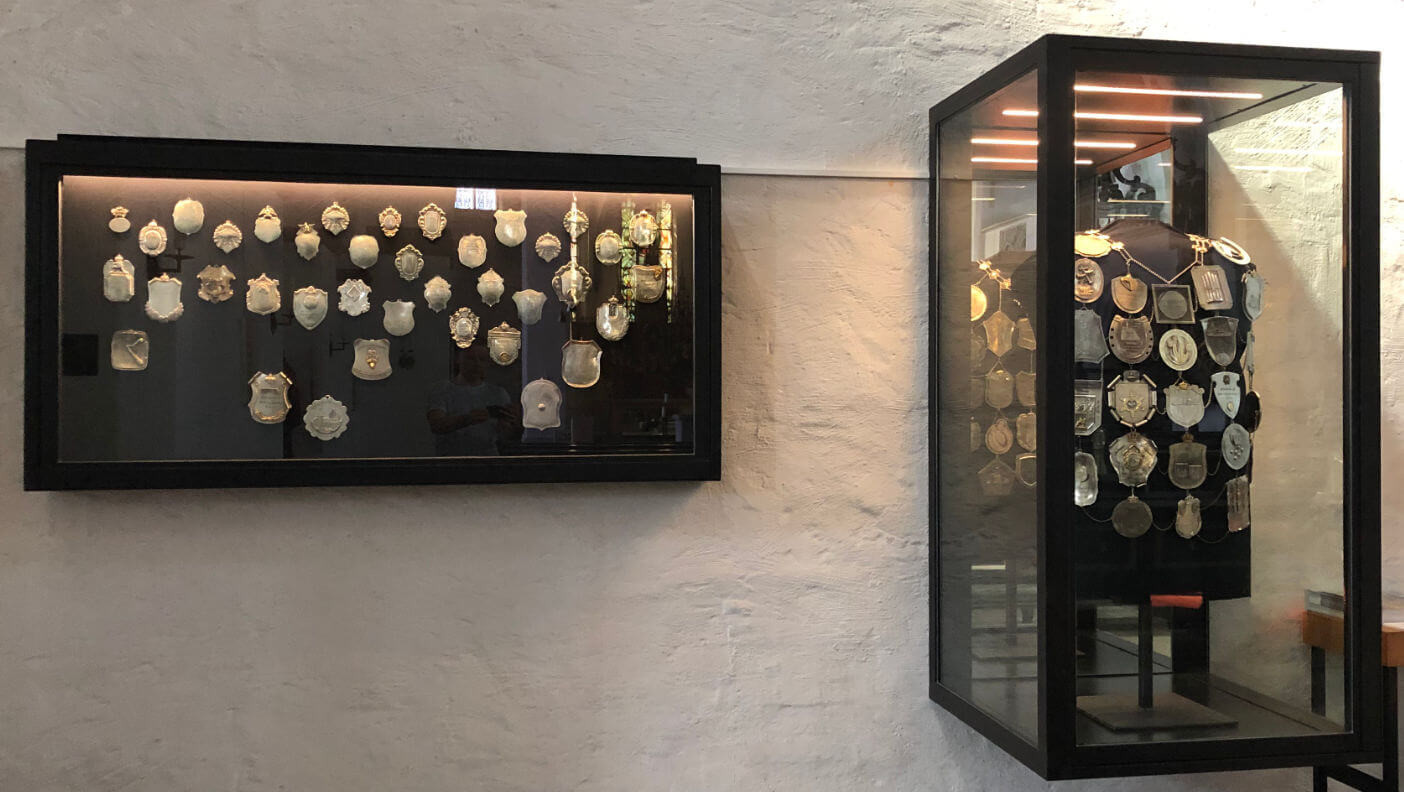 Königs­silber und Königskette – in unserer Pfarrkirche Schmerz­reiche Mutter wird die Geschichte der Sankt-Sebastianus-Schützen­bruder­schaft Düssel­dorf-Flehe e. V.  greifbar nah, erlebbar.